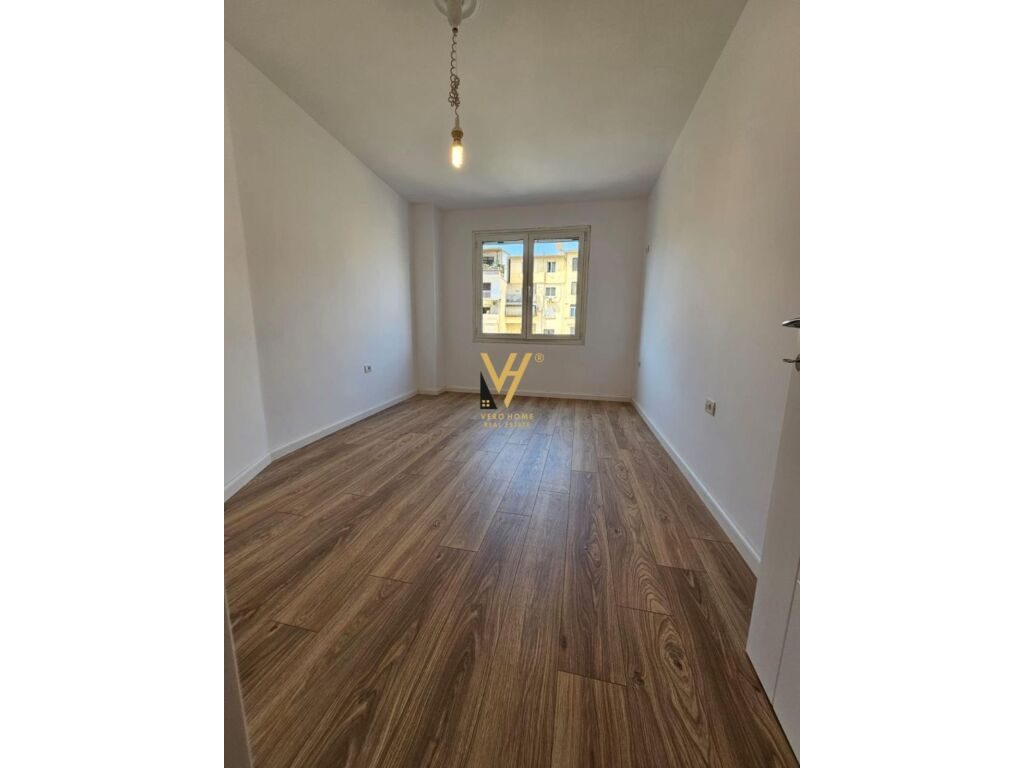 Shitet Apartament 1+1+ballkon te Rruga Petro Nini Luarasi 70 m2 2