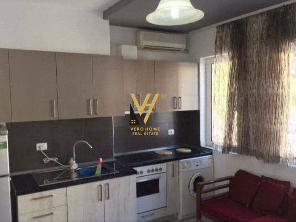 JEPET GARSONIERE 40 M2 ME QERA TE RRUGA FORTUZI 40.000 LEKE