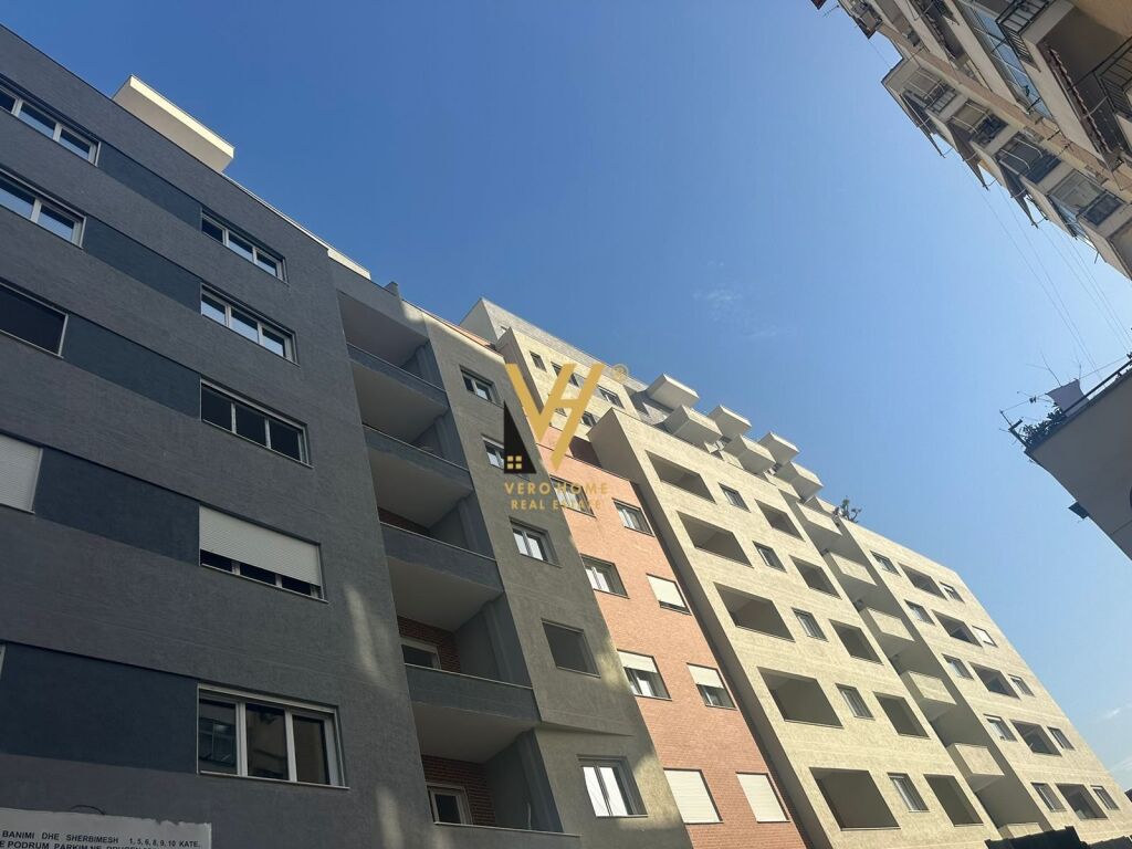 Shitet Dyqan te Pazari i Ri 158 m2