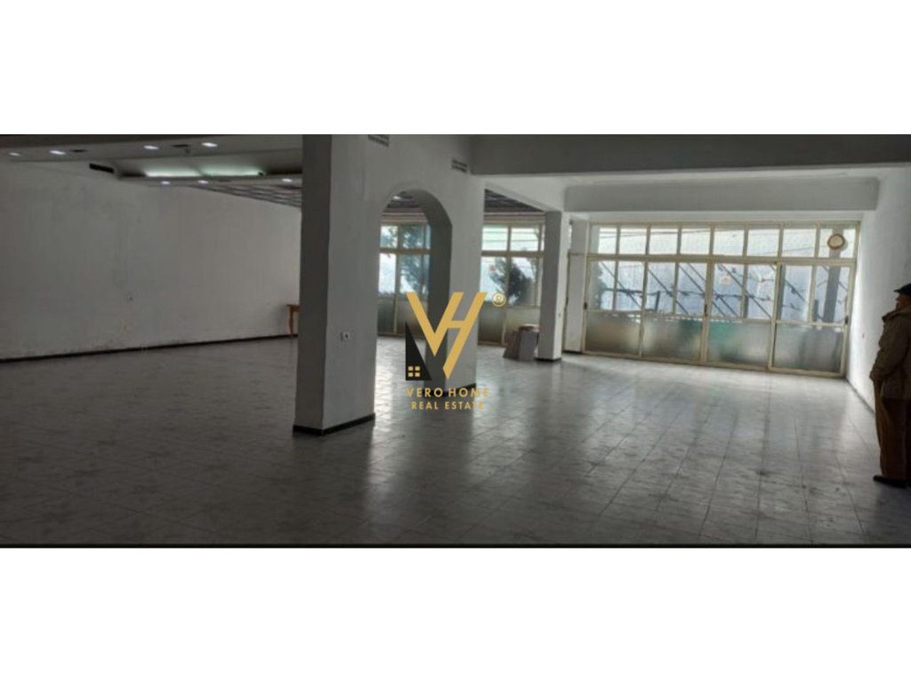 JEPET AMBIENT KOMERCIAL 220 M2 ME QIRA TE BULEVARDI I RI 900 EURO 2