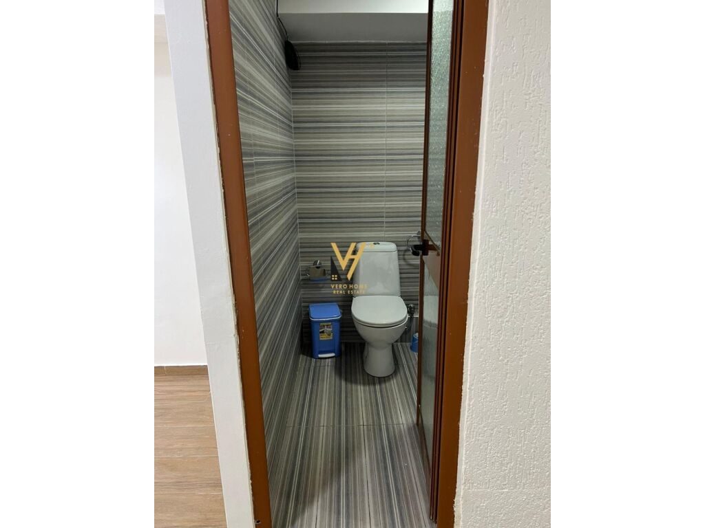 Shitet dyqan te Ish Ekspozita Sot 60 m2 3