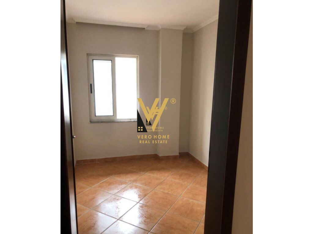 JEPET ZYRE 180 M2 ME QERA NE BLLOK 2.000 EURO 2