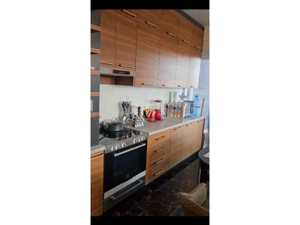 Shitet apartament 2+1+ballkon te Materniteti i Ri 210 m2