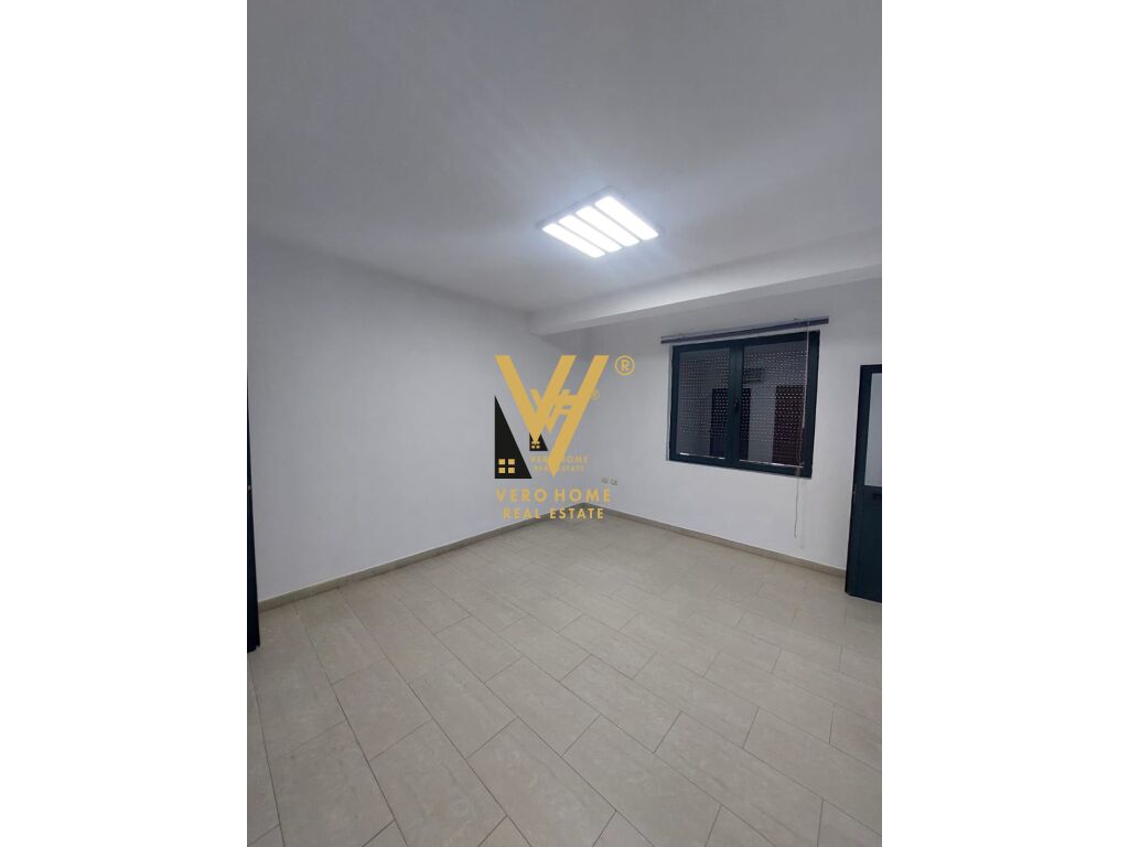 JEPET ZYRE 115 M2 ME QERA TE RRUGA BARDHYL 1.000 EURO