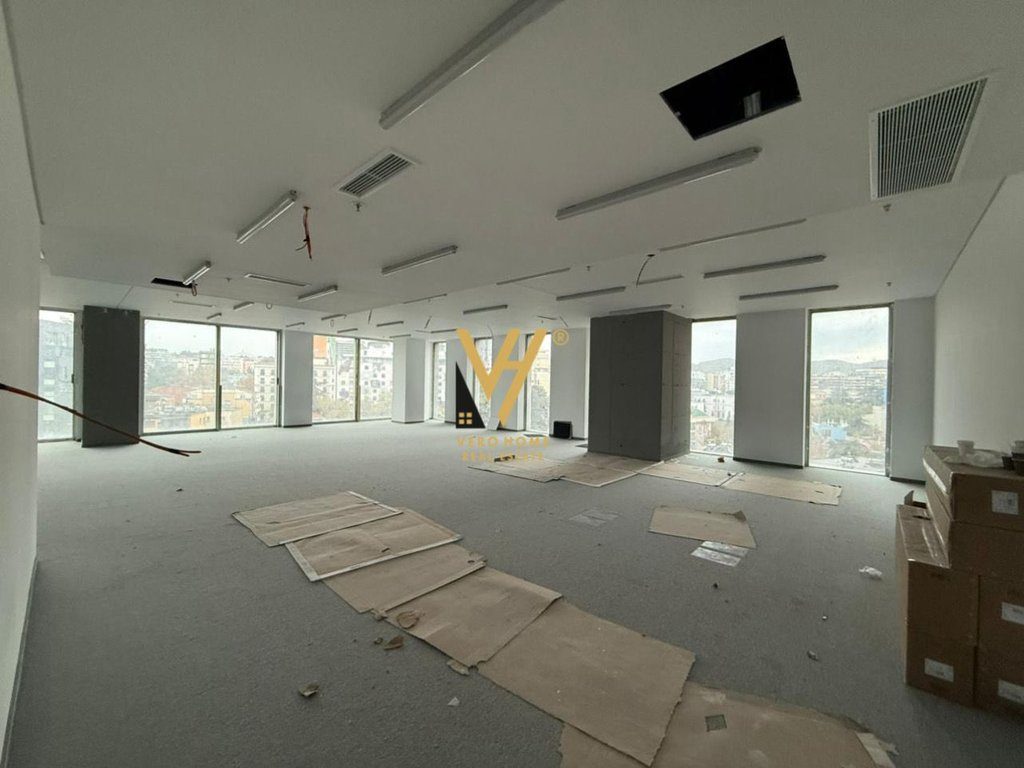 JEPET AMBIENT BIZNESI 1.570 M2 ME QIRA TE DOWNTOWN 39.300 EURO 2