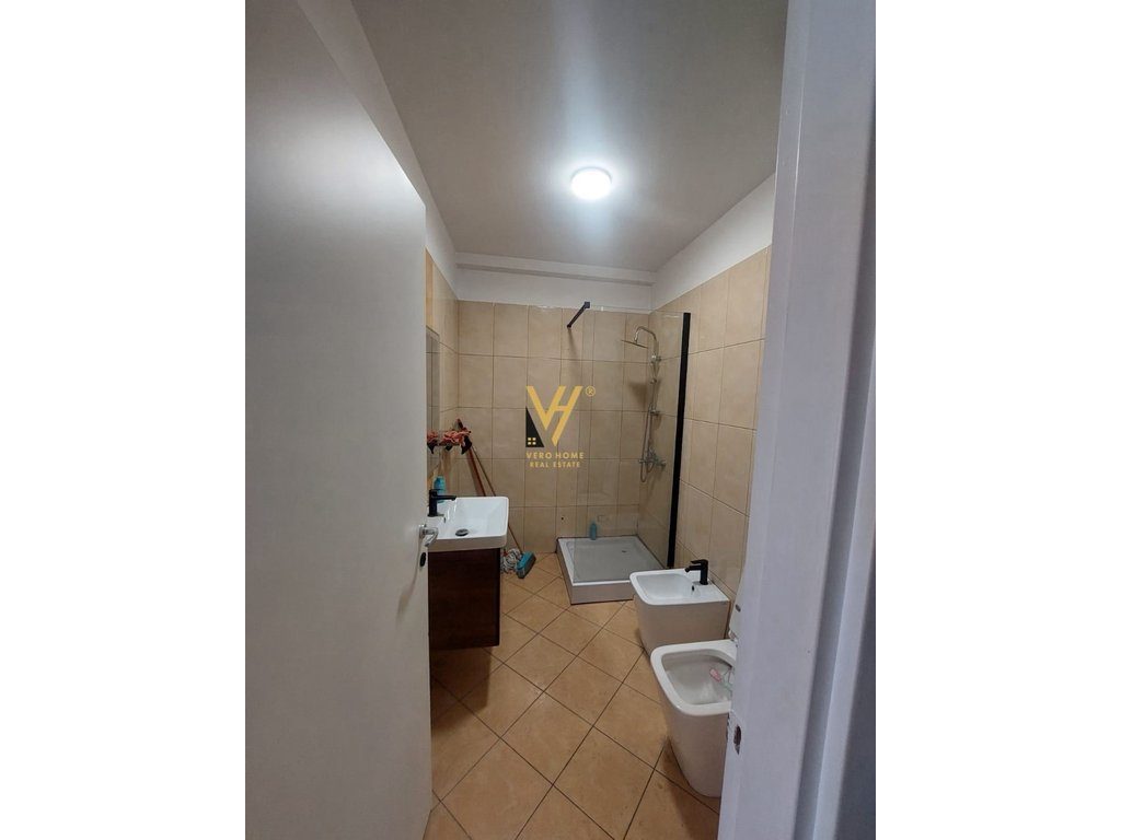 JEPET ZYRE 100 M2 ME QERA NE QENDER 1.500 EURO 3