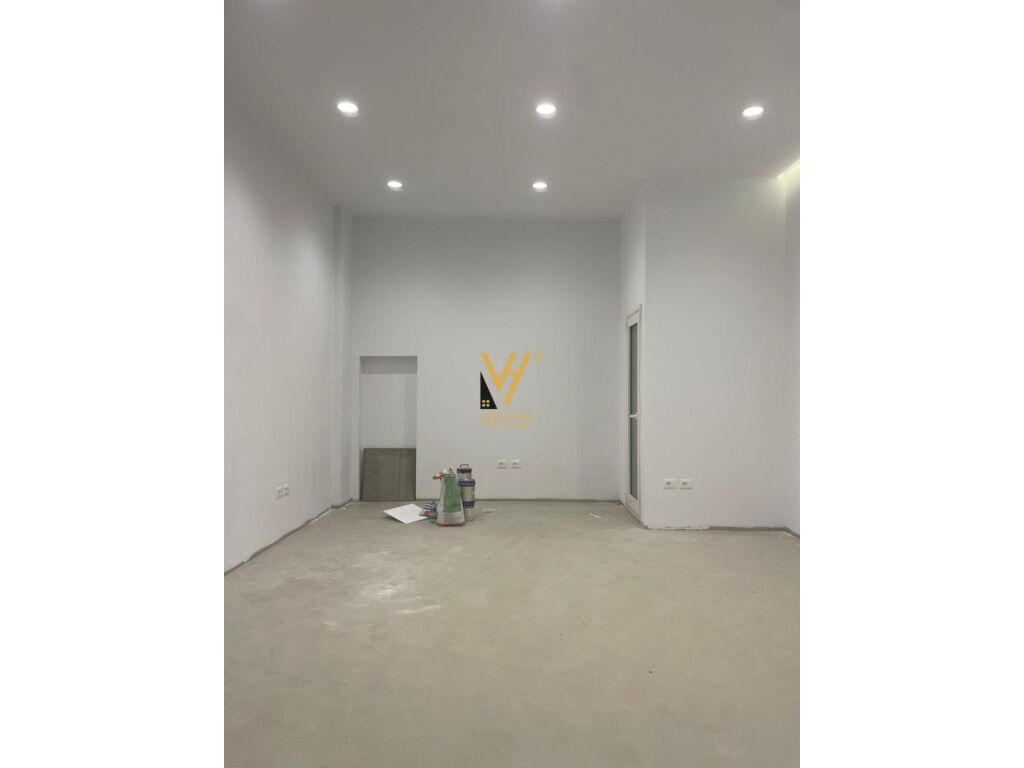 Jepet Dyqan me qera te Rruga e Barrikadave 35 m2