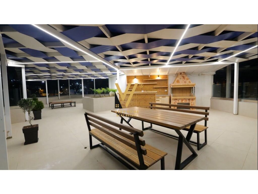 Shitet Penthouse 3+1+2 ne Sarande 365 m2 2