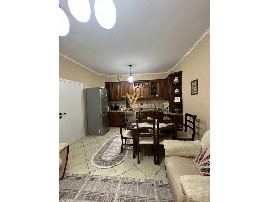 JEPET APARTAMENT 2+1 ME QERA NE DON BOSKO 50.000 LEKE 2