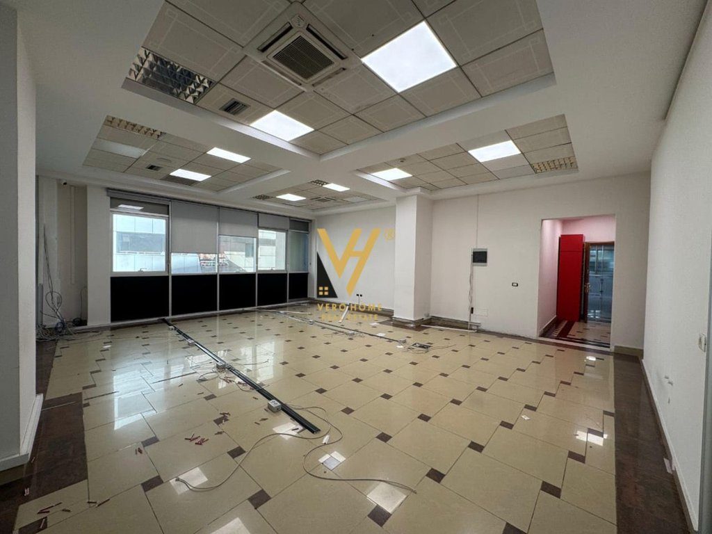JEPET ZYRE 100 M2 ME QIRA TE RRUGA E BARRIKADAVE 800 EURO 1