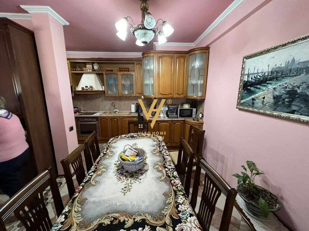 Shitet Apartament 3+1+2 te Stacioni i Trenit 140 m2