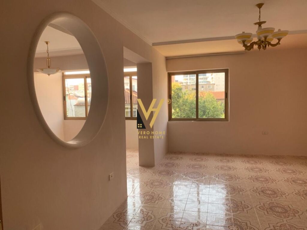 Shitet apartament 3+1+2 te Rruga Irfan Tomini 185 m2