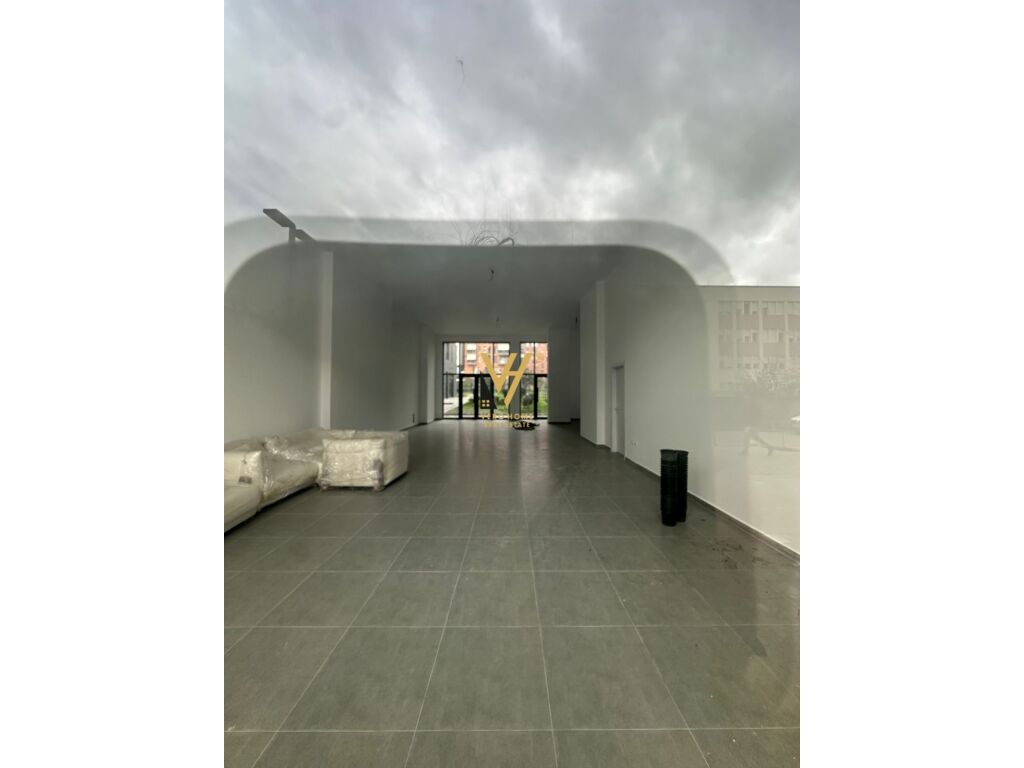 JEPET DYQAN 131 M2 ME QERA NE KINOSTUDIO 2.000 EURO
