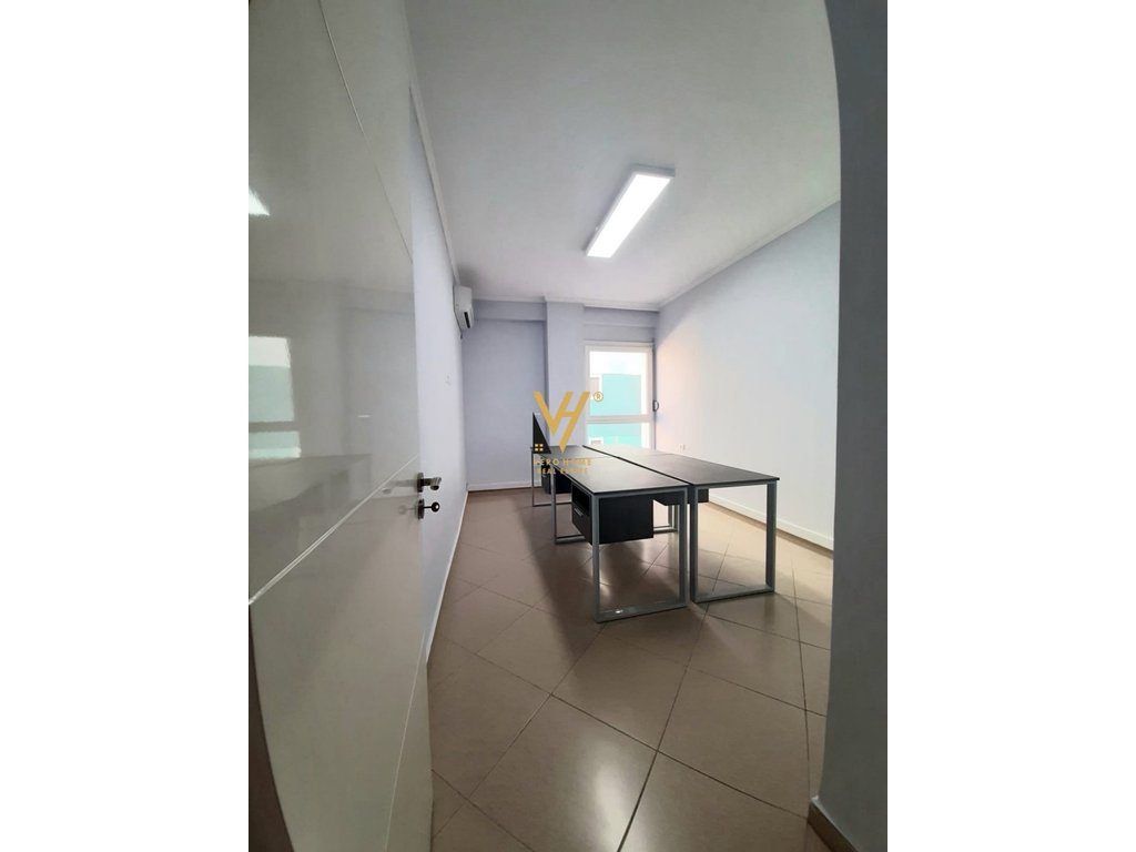 JEPET ZYRE 97 M2 ME QIRA NE QENDER 800 EURO