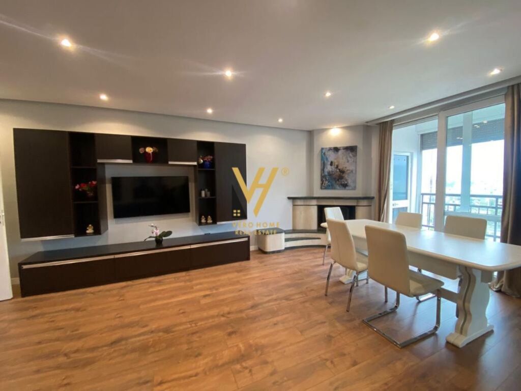 Jepet Apartament 2+1+2+ballkon me qera te Ish Ekspozita Sot 125 m2 2