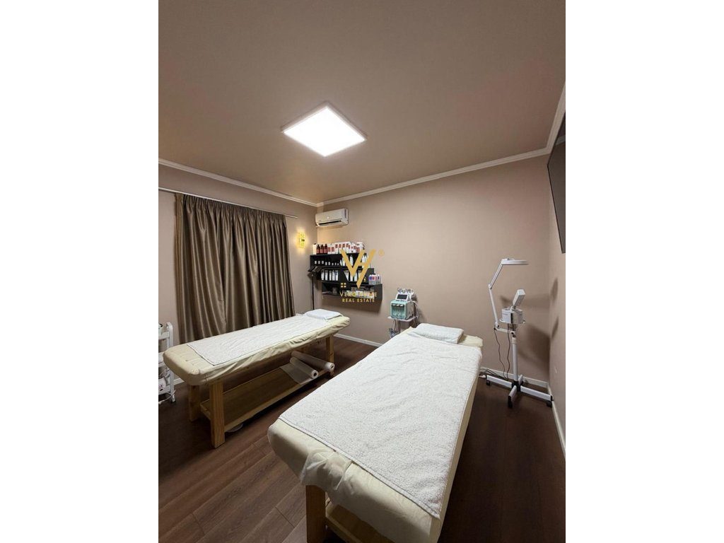 JEPET AMBIENT BIZNESI 115 M2 ME QIRA TE KOMUNA E PARISIT 2.000 EURO 2