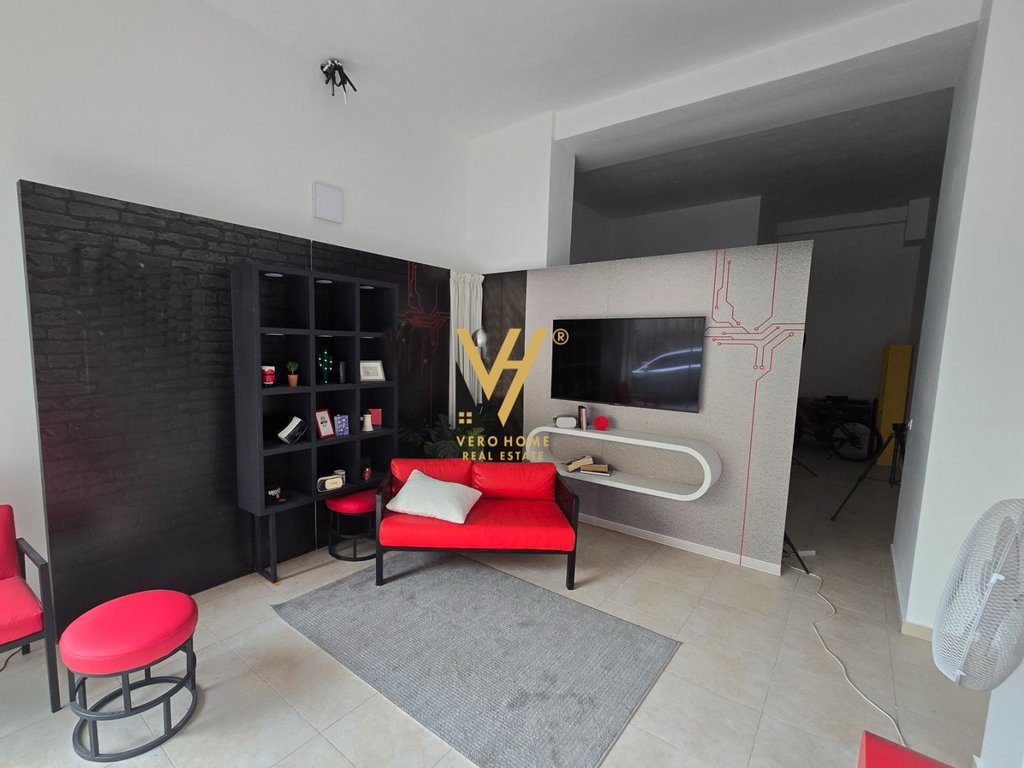 JEPET DYQAN 50 M2 ME QERA TE KODRA E DIELLIT 35.000 LEKE