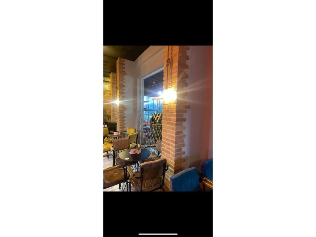 Shitet bar -kafe te 21 Dhjetori 150 m2