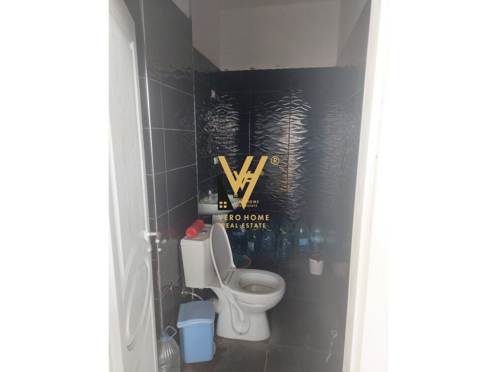 JEPET ZYRE 216 M2 ME QERA TE RR.KONFERENCA E PEZES 1.200 EURO 3