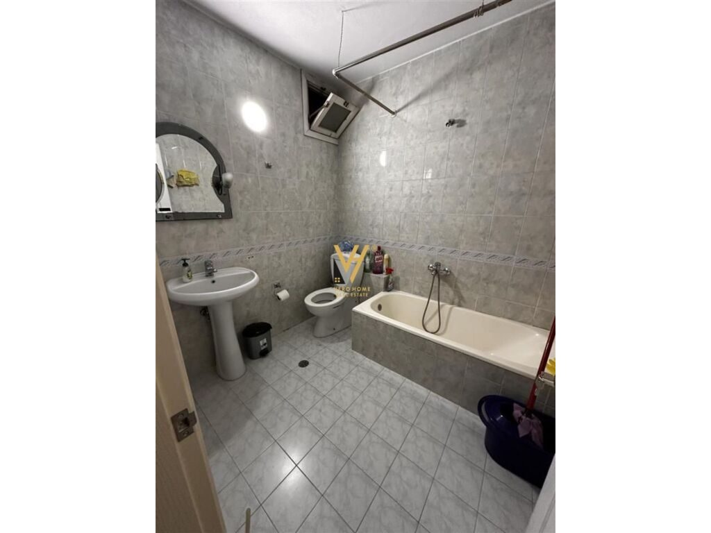 Jepet zyre me qera ne Laprake 107 m2 2