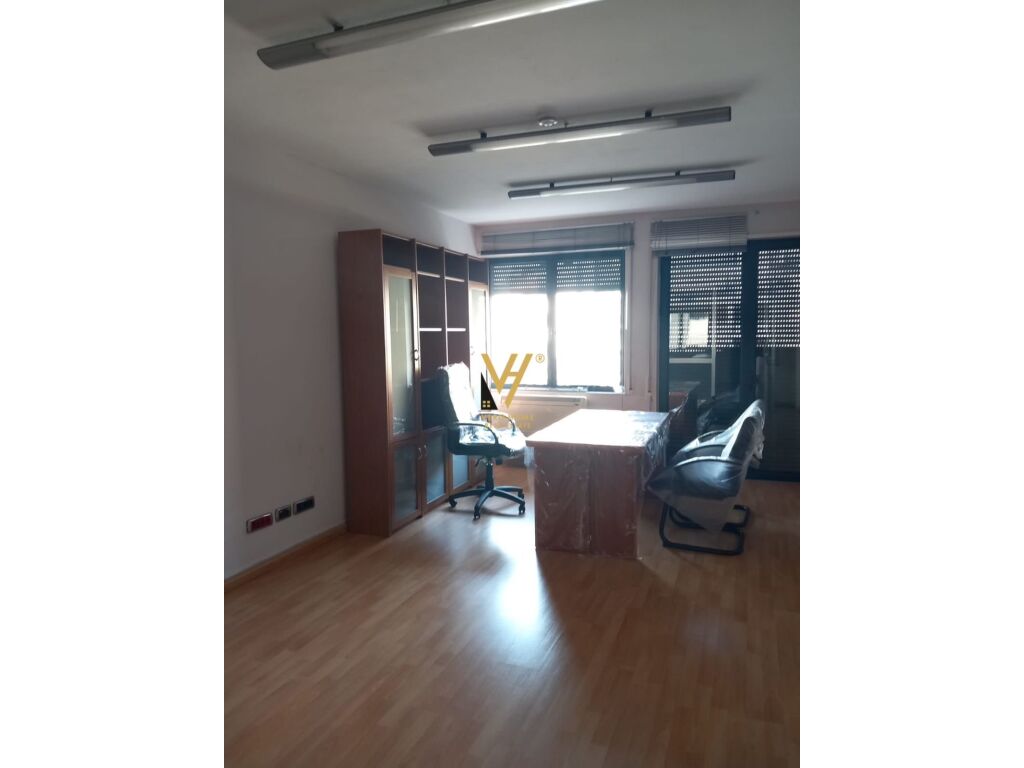 Shitet ambient komercial te Kodra e Diellit 310 m2 4