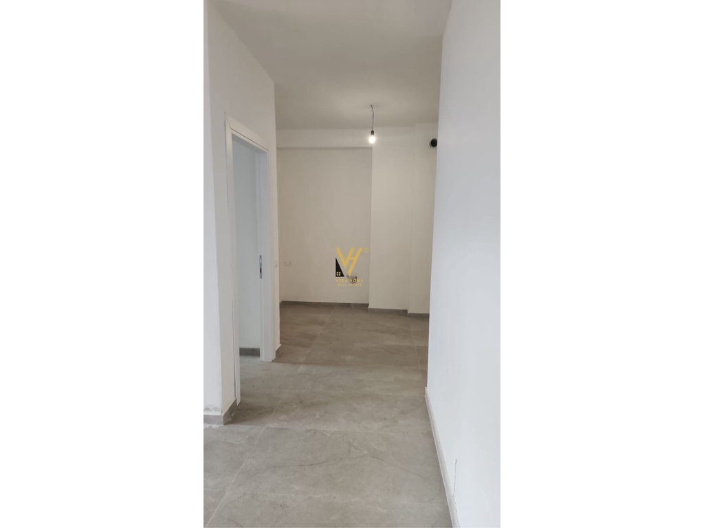 JEPET AMBIENT 97 M2 ME QERA TE MYSLYM SHYRI 1.300 EURO 3