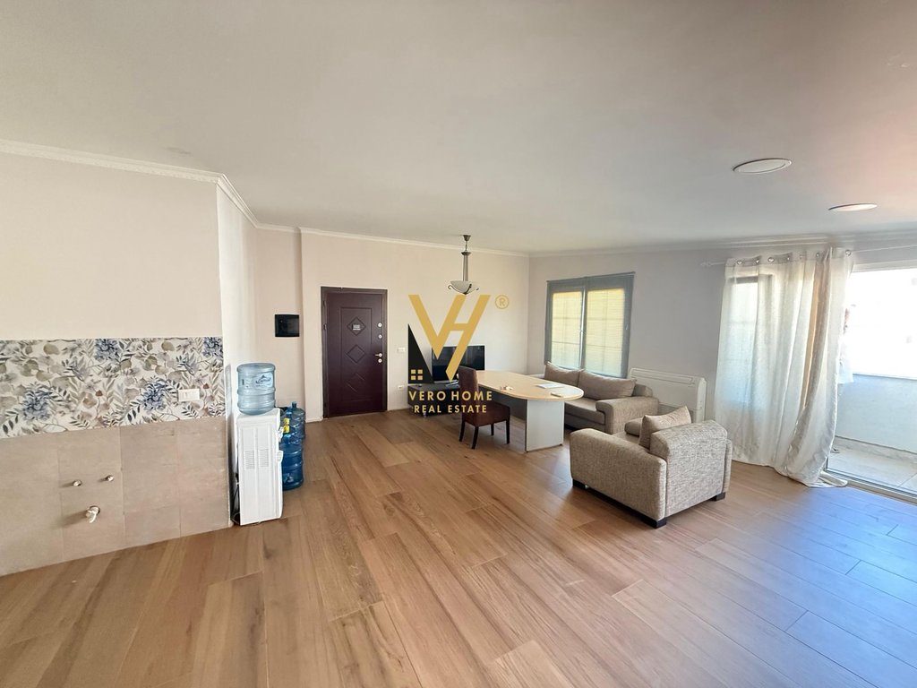 JEPET ZYRE 100 M2 ME QERA TE KOMUNA E PARISIT 900 EURO 4