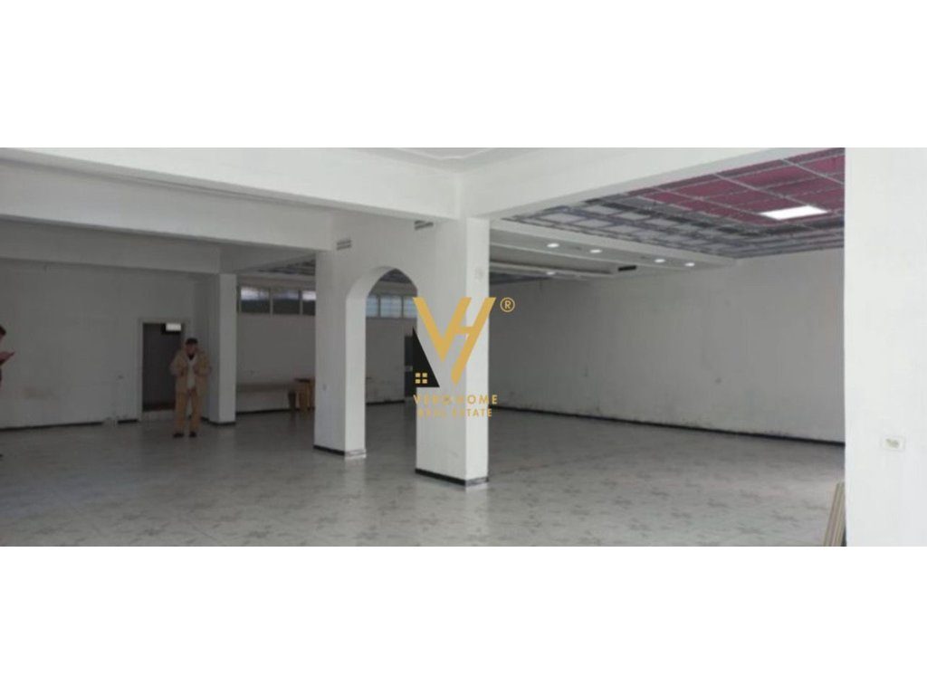 JEPET AMBIENT KOMERCIAL 220 M2 ME QIRA TE BULEVARDI I RI 900 EURO 3