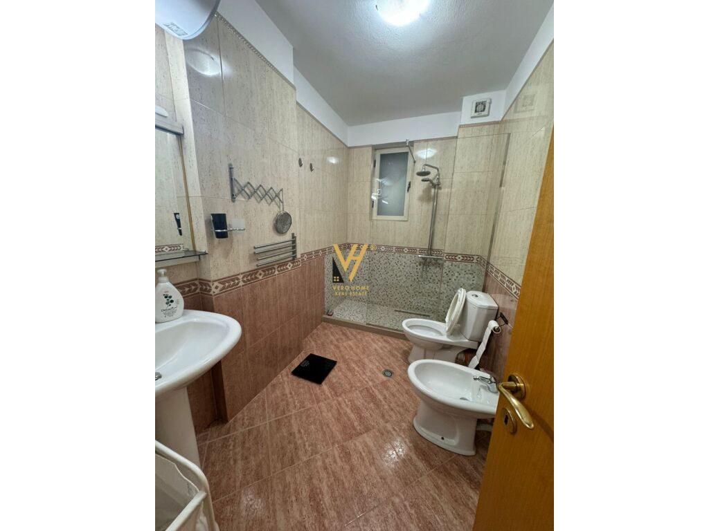 Jepet Apartament 2+1+2+ballkon me qera te Lulishtja , Komuna e Parisit 125 m2 2