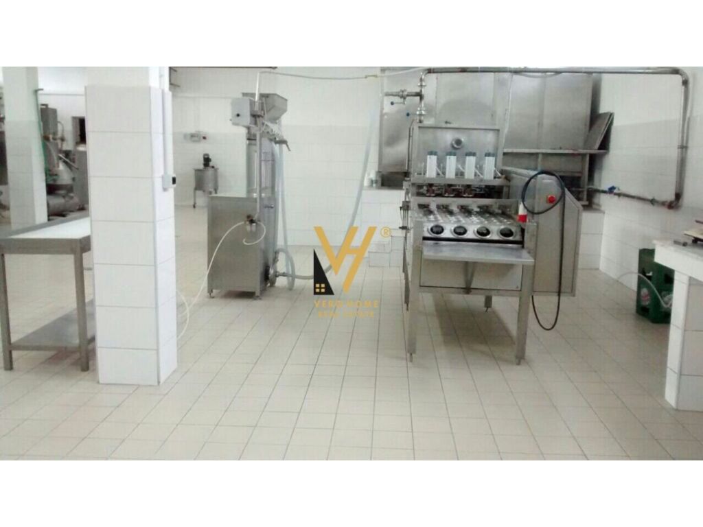 Shitet ambient komercial ne Elbasan 1400 m2 3
