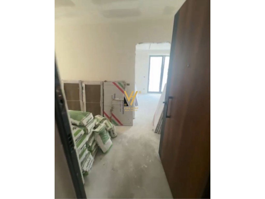 JEPET ZYRE 100 M2 ME QIRA TE RRUGA BOGDANEVE 120.000 LEKE 3