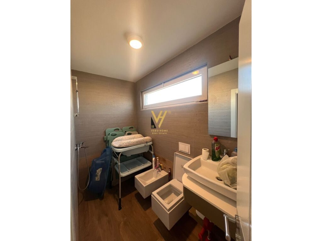 Jepet Apartament 2+1+2+ballkon me qera ne Qender 169 m2 4