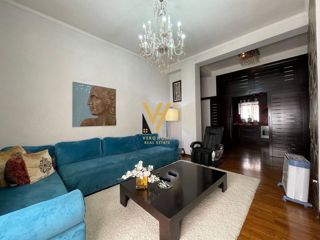 JEPET APARTAMENT 2+1+2+BLK ME QERA NE QENDER 1.300 EURO 2