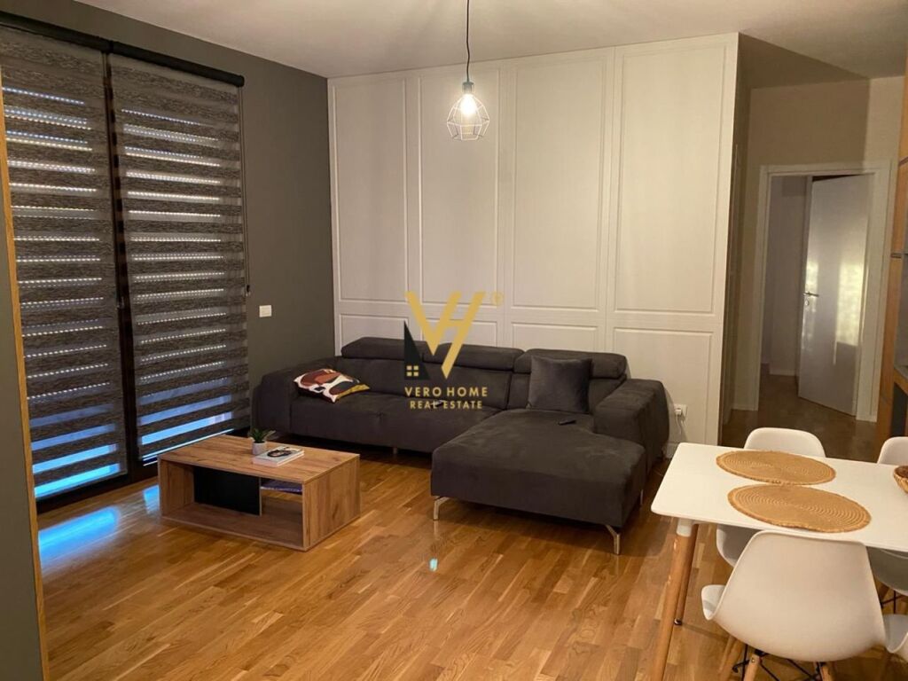 Jepet Apartament 1+1+verande me qera te Rruga e Barrikadave 120 m2 4