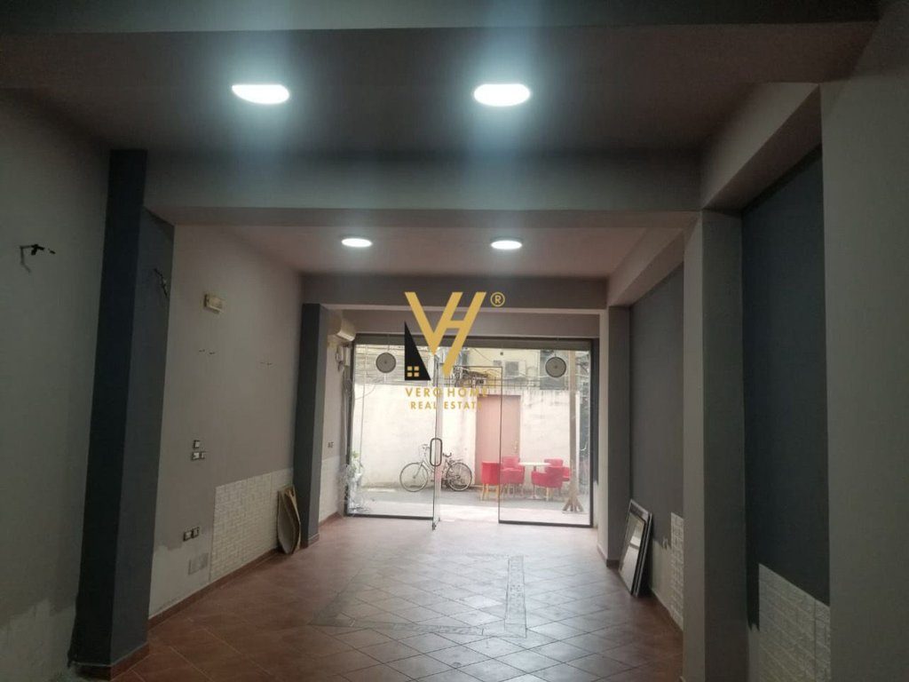 JEPET AMBIENT BIZNESI 65 M2 ME QERA TE RRUGA ELBASANIT 60.000 LEKE 2