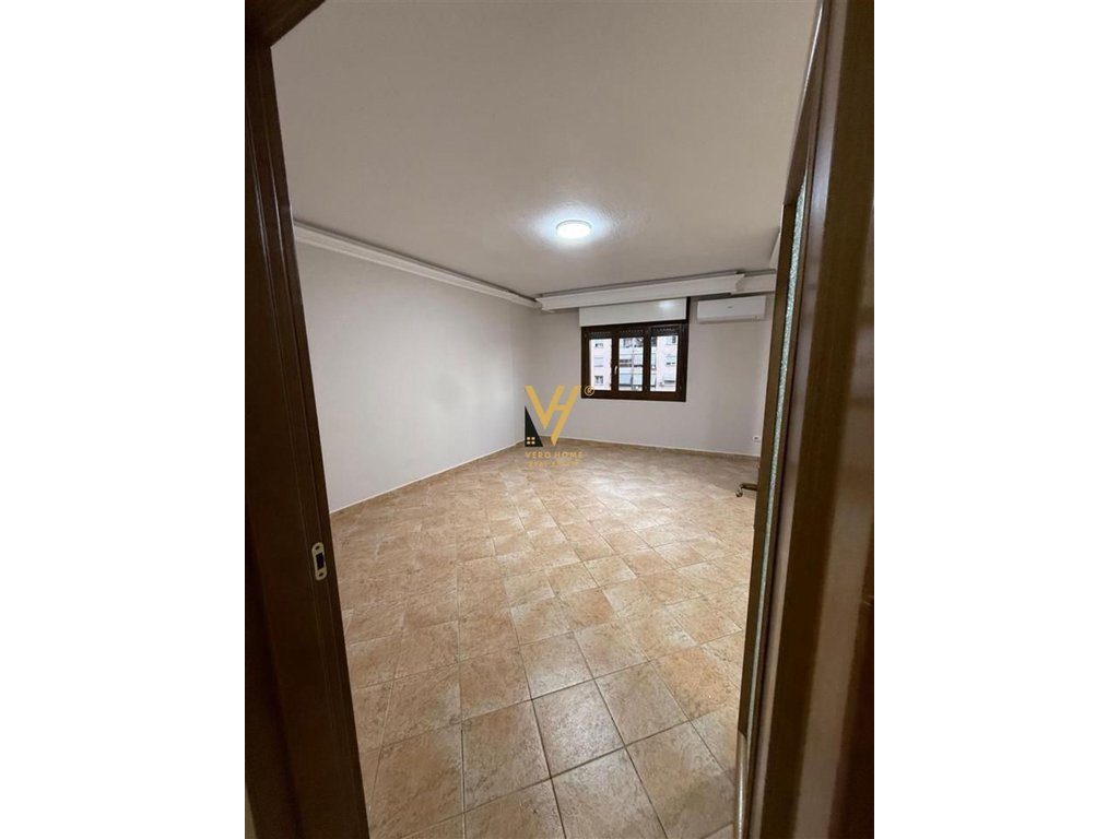 JEPET ZYRE 165 M2 ME QERA TE KOMUNA E PARISIT 1.200 EURO 3
