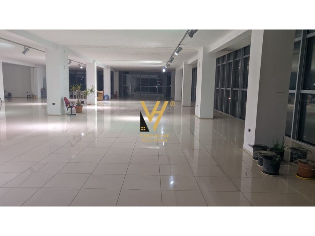 Jepet Magazine me qera te Autostrada Tirane-Durres 2.455 m2 3