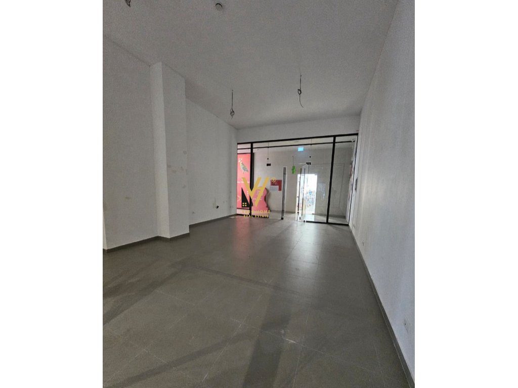 JEPET AMBIENT BIZNESI 62 M2 ME QERA TE GARDEN BUILDING 1.200 EURO 3