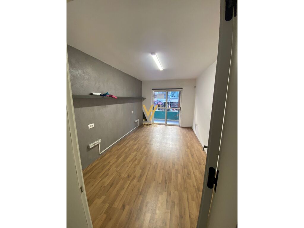 Jepet zyre me qera te Blloku 120 m2