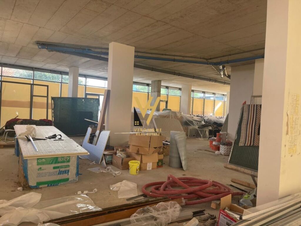 Jepet Dyqan me qera te Rruga e Elbasanit 376 m2