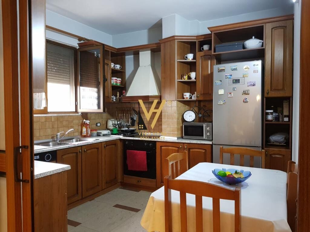 Shitet Apartament 4+1+2 tek Medreseja 160 m2