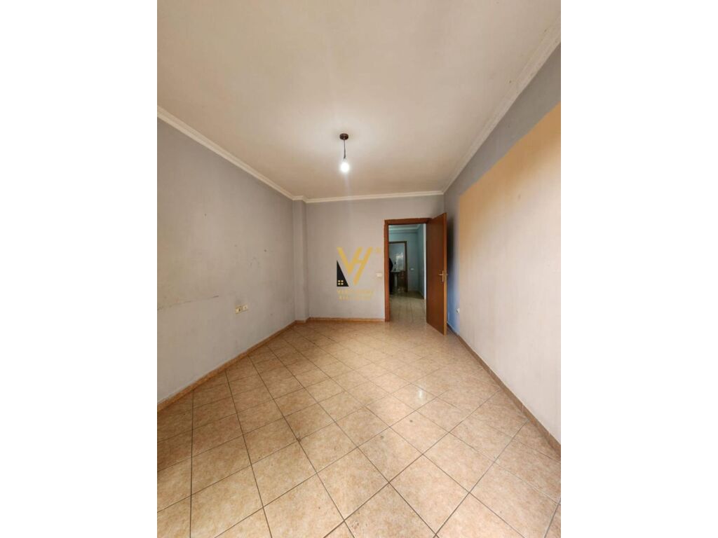 Shitet Apartament 2+1+2 te Rruga e Elbasanit 110 m2 2