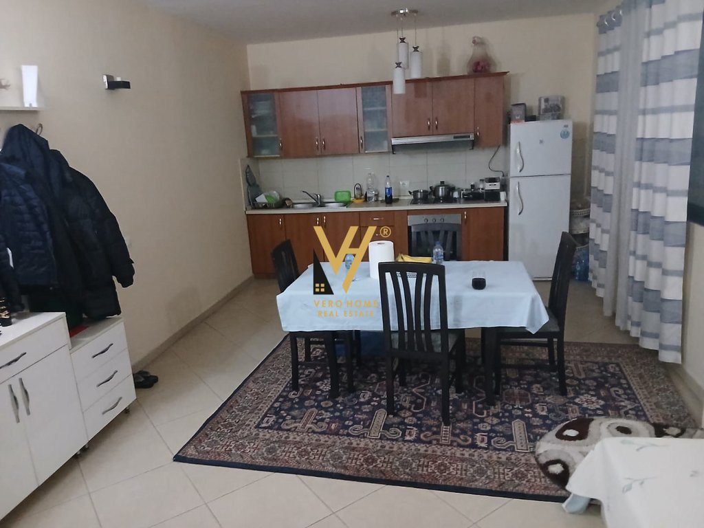JEPET APARTAMENT 2+1+BLK ME QERA NE SELITE 45.000 LEKE 2
