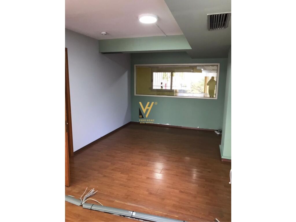 Shitet ambjent komercial te Sheshi Willson 174 m2 3