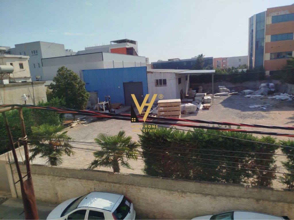 JEPET KAPANON 1.400 M2 ME QERA NE SHKOZET 1.000 EURO