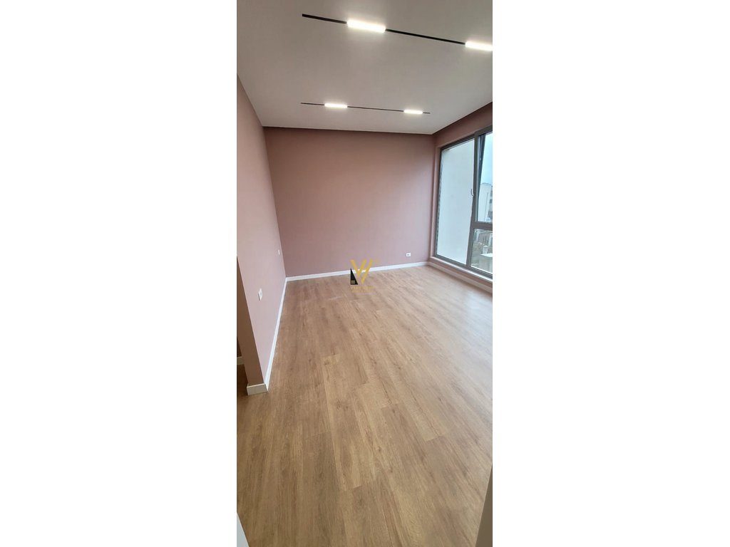 JEPET AMBIENT BIZNESI 92 M2 ME QIRA TE LIQENI I THATE 1.600 EURO 2