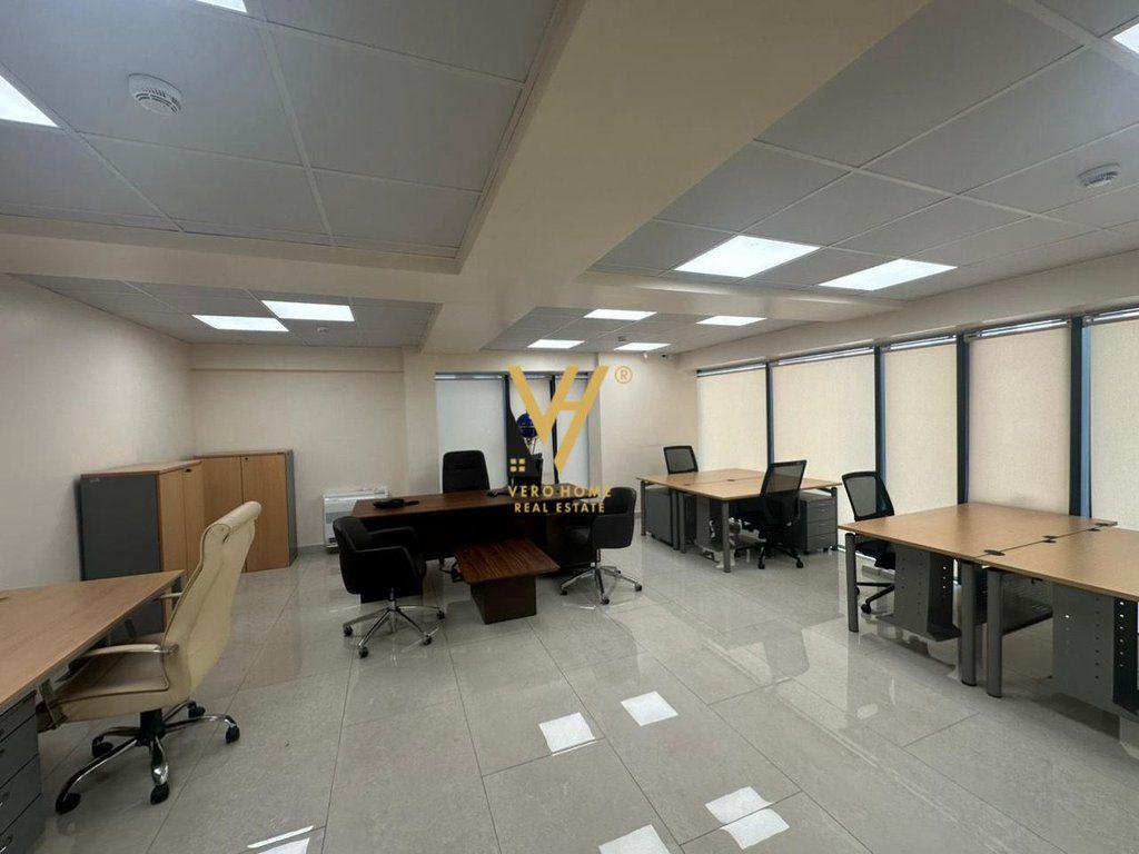 JEPET ZYRE 122 M2 ME QERA TE RRUGA E ELBASANIT 2.000 EURO 2