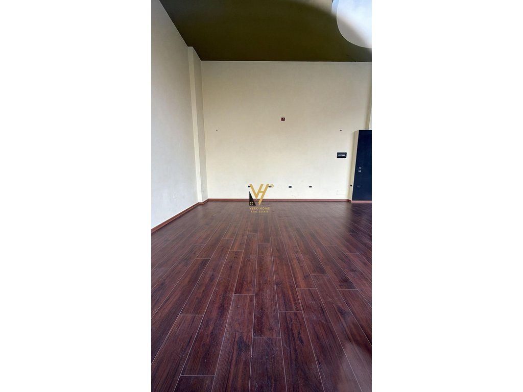 JEPET AMBIENT BIZNESI 75 M2 ME QIRA TE QYTETI STUDENTI 800 EURO 1