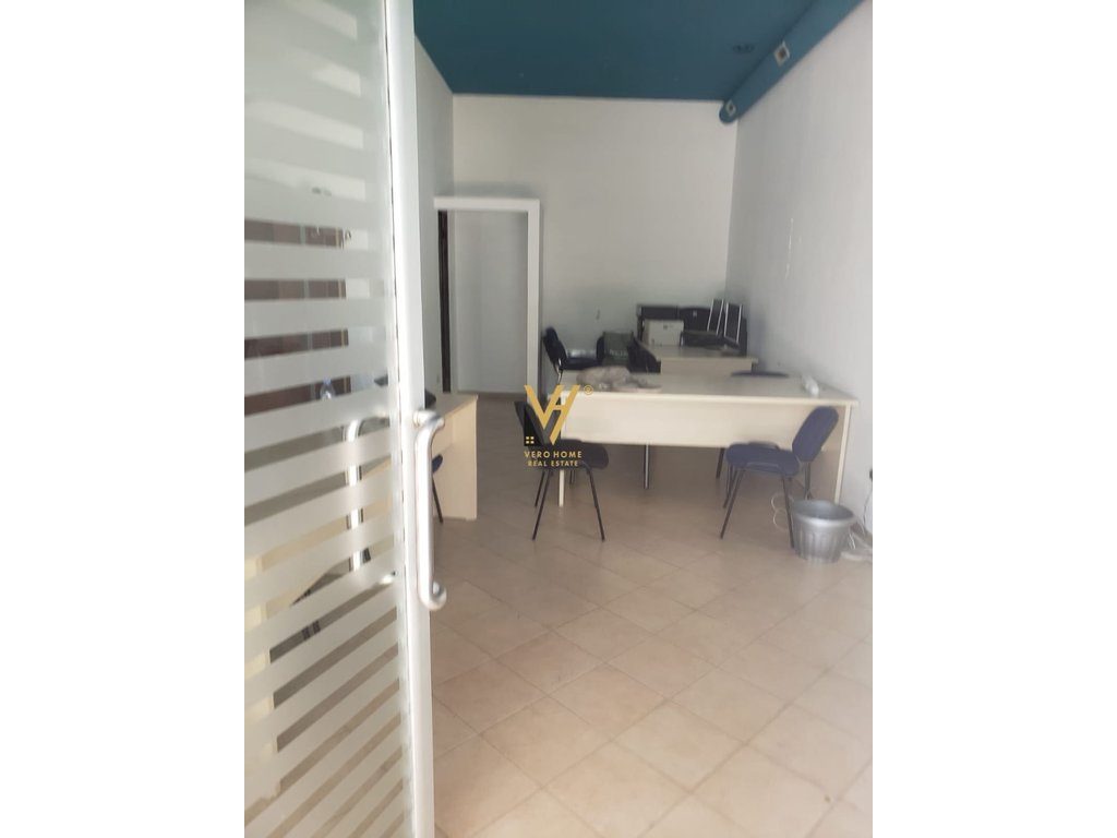 JEPET ZYRE 55 M2 ME QERA TEK RRUGA FORTUZI 600 EURO 4