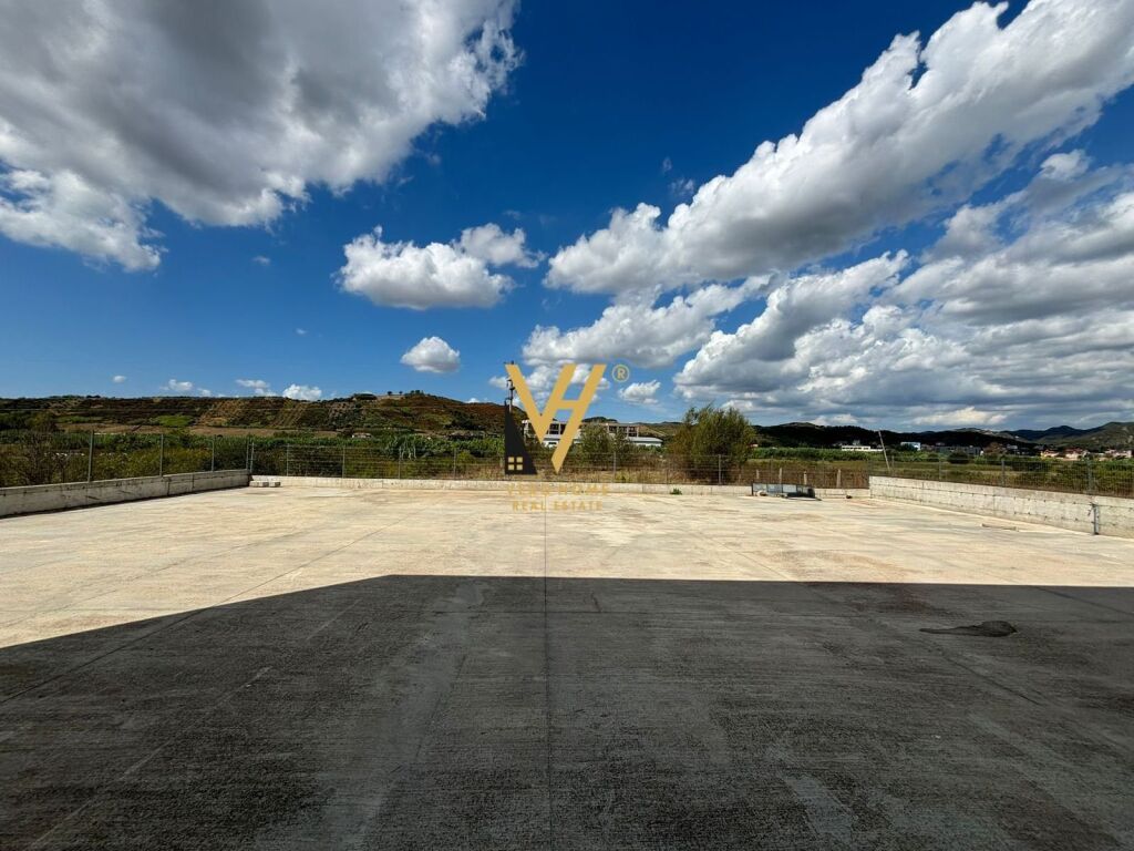 Jepet Kapanon me qera ne Marikaj , Vore 1620 m2